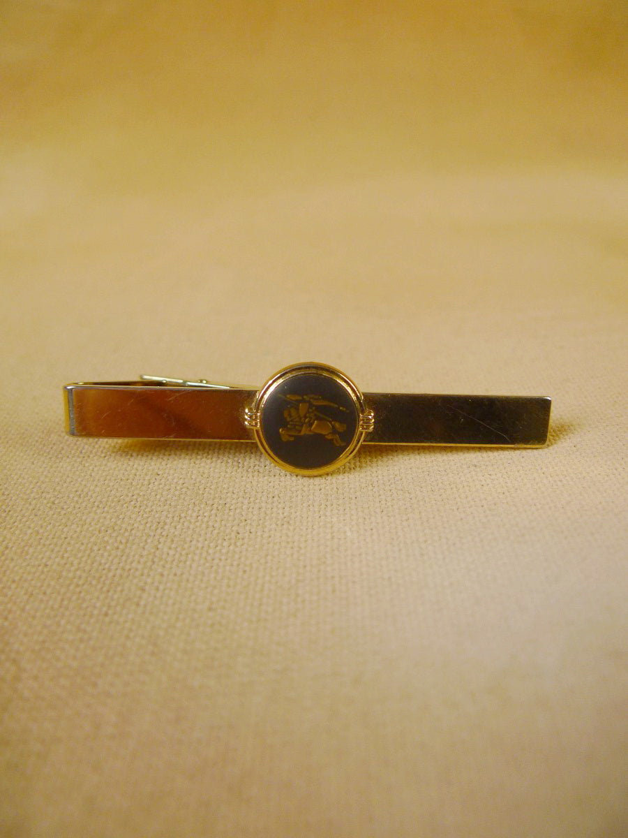 24/0395a burberry knight emblem cufflinks & tie-clip set