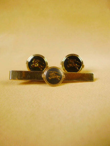 24/0395a burberry knight emblem cufflinks & tie-clip set