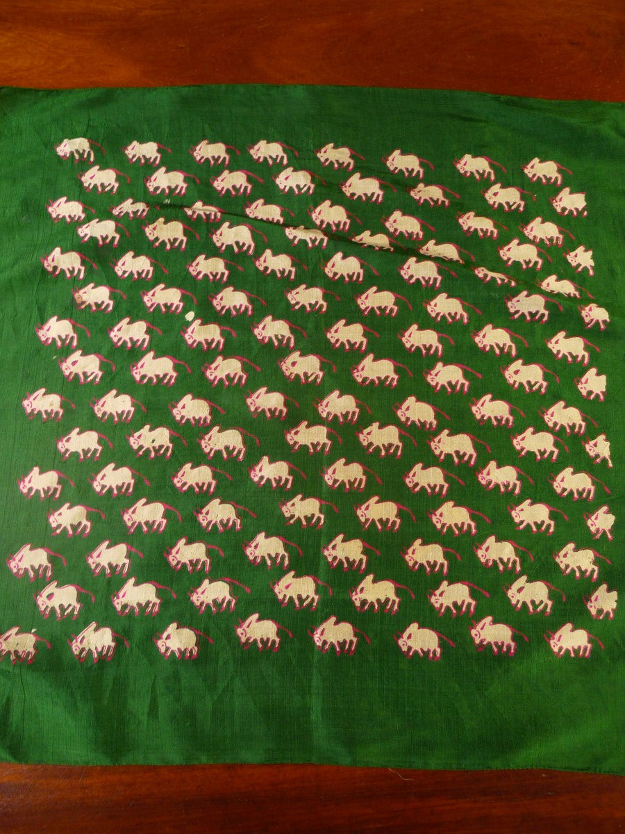 24/0124 green cream silk bison pattern pocket square