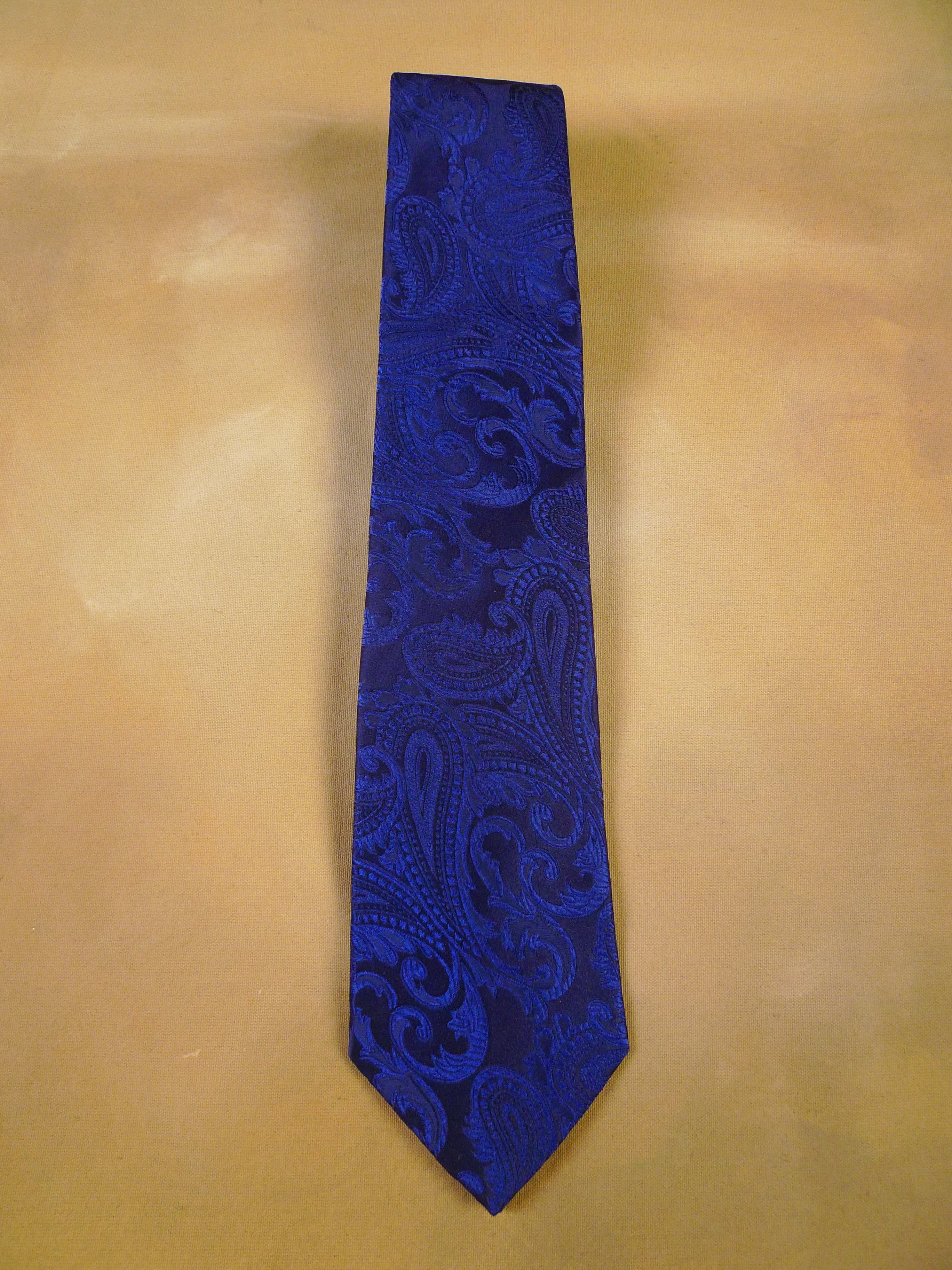 24/0084 brand new turnbull & asser navy blue embroidered paisley silk tie
