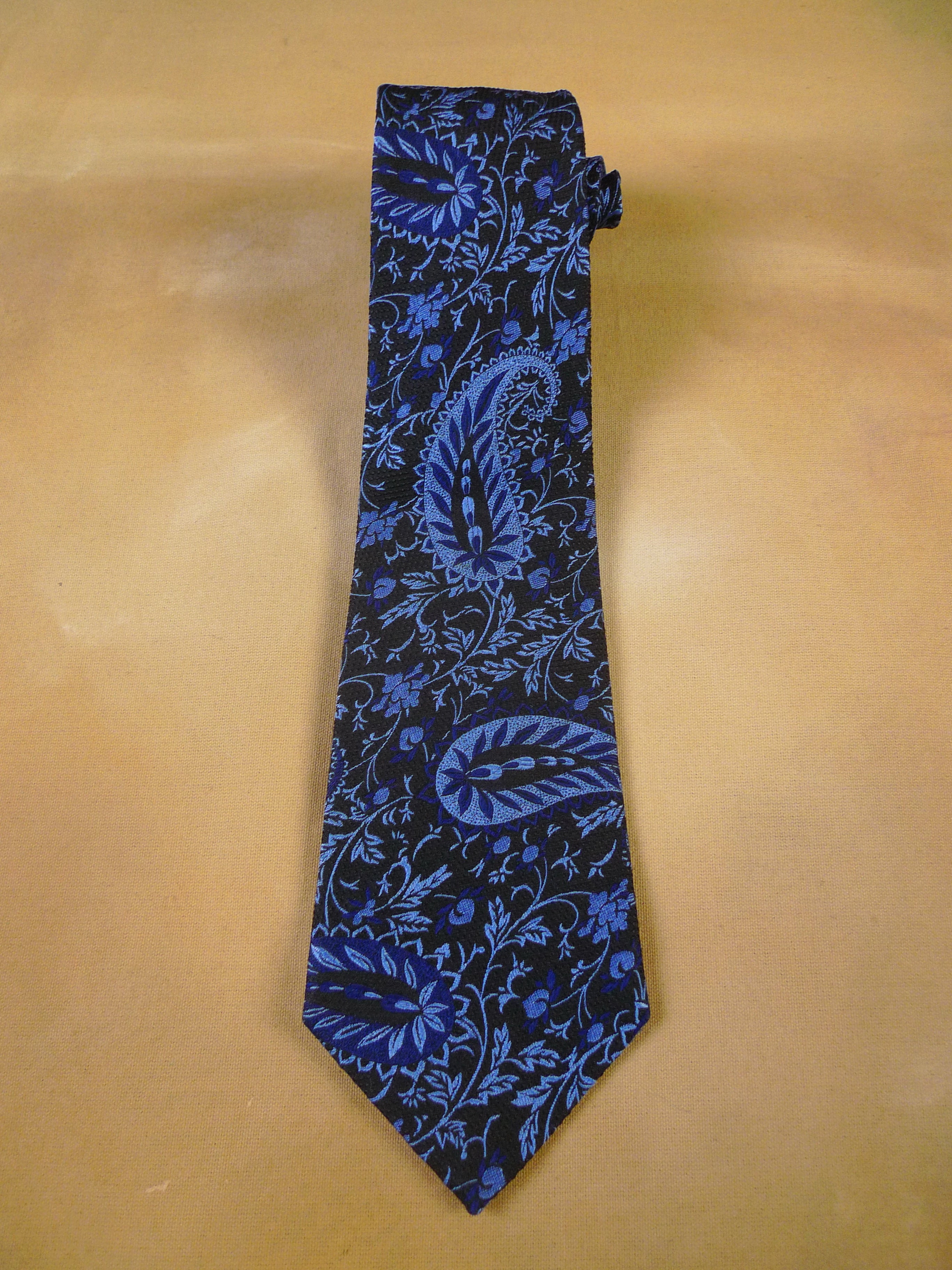 24/0098 immaculate turnbull & asser blue paisley pattern 100% silk tie
