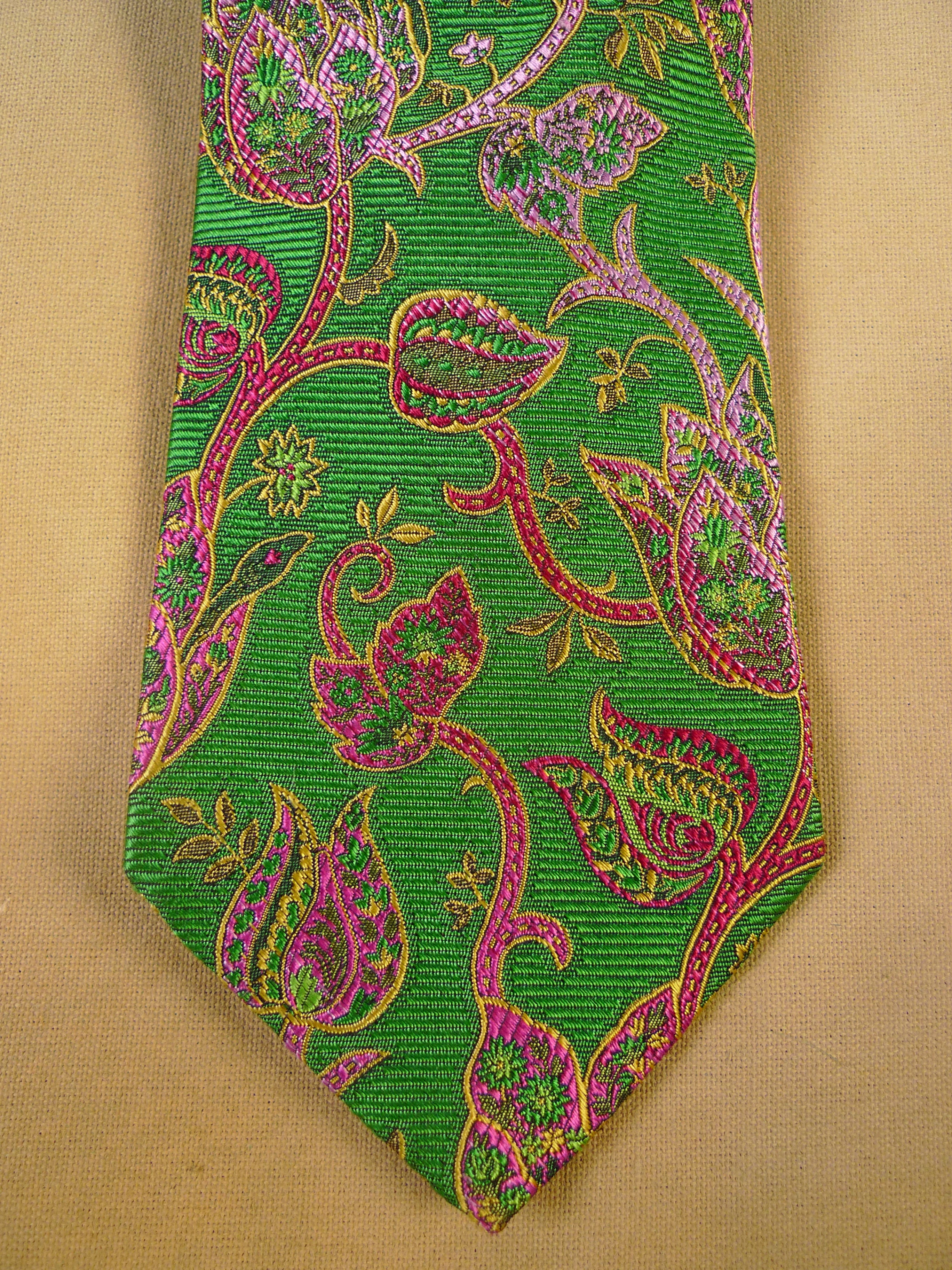 24/0107 immaculate turnbull & asser green crimson paisley pattern 100% silk tie