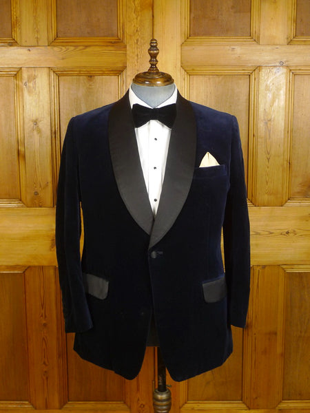 24/0339 vintage dege savile row bespoke midnight blue velvet smoking / dinner jacket w/ silk shawl & contrast linings 43 short