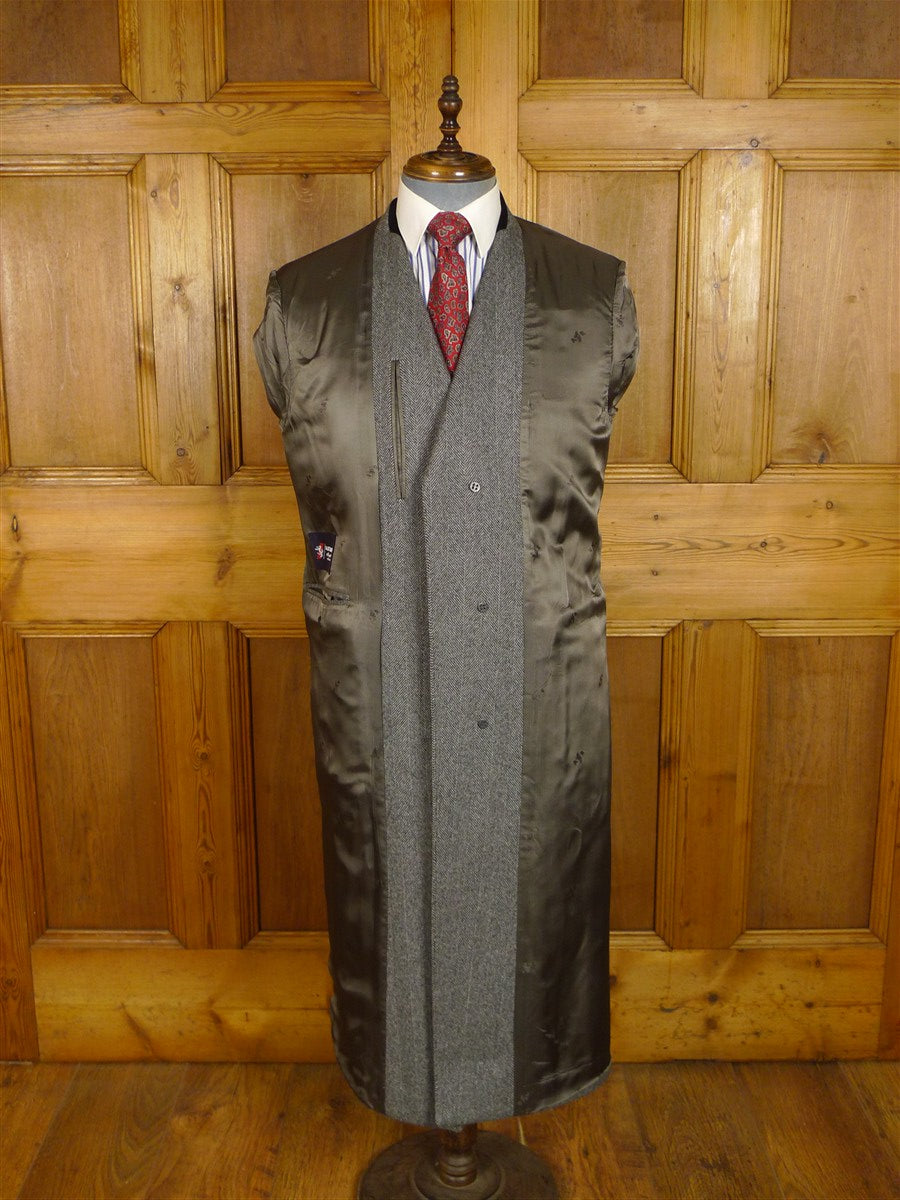 25/0926 immaculate vintage austin reed grey herringbone chesterfield coat w/ velvet collar 38-39 long