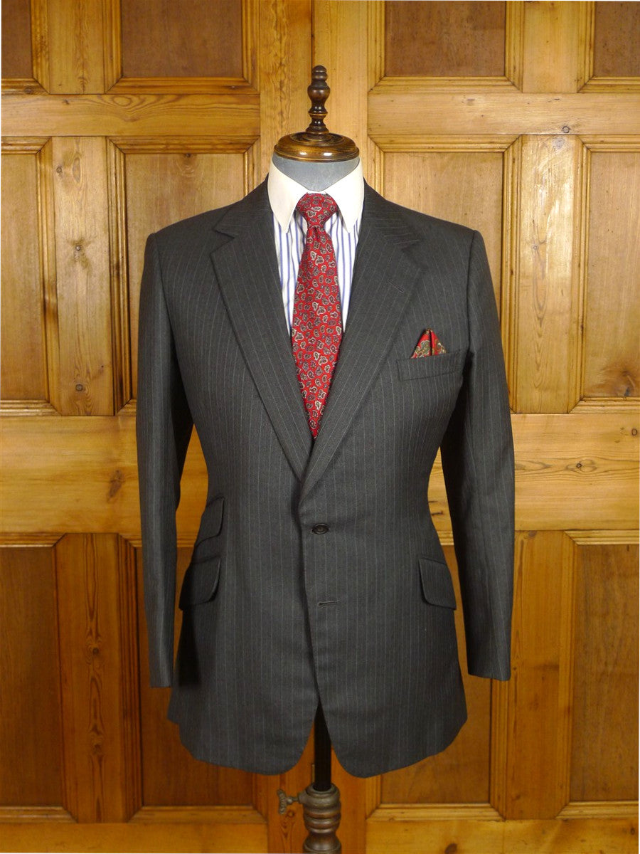 25/0973 immaculate vintage henry poole savile row bespoke grey / red & white pin-stripe worsted suit 39 regular to long