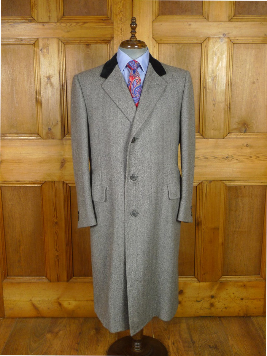25/1028 superb vintage gieves & hawkes savile row grey herringbone wool chesterfield coat overcoat w/ black velvet collar 44 regular
