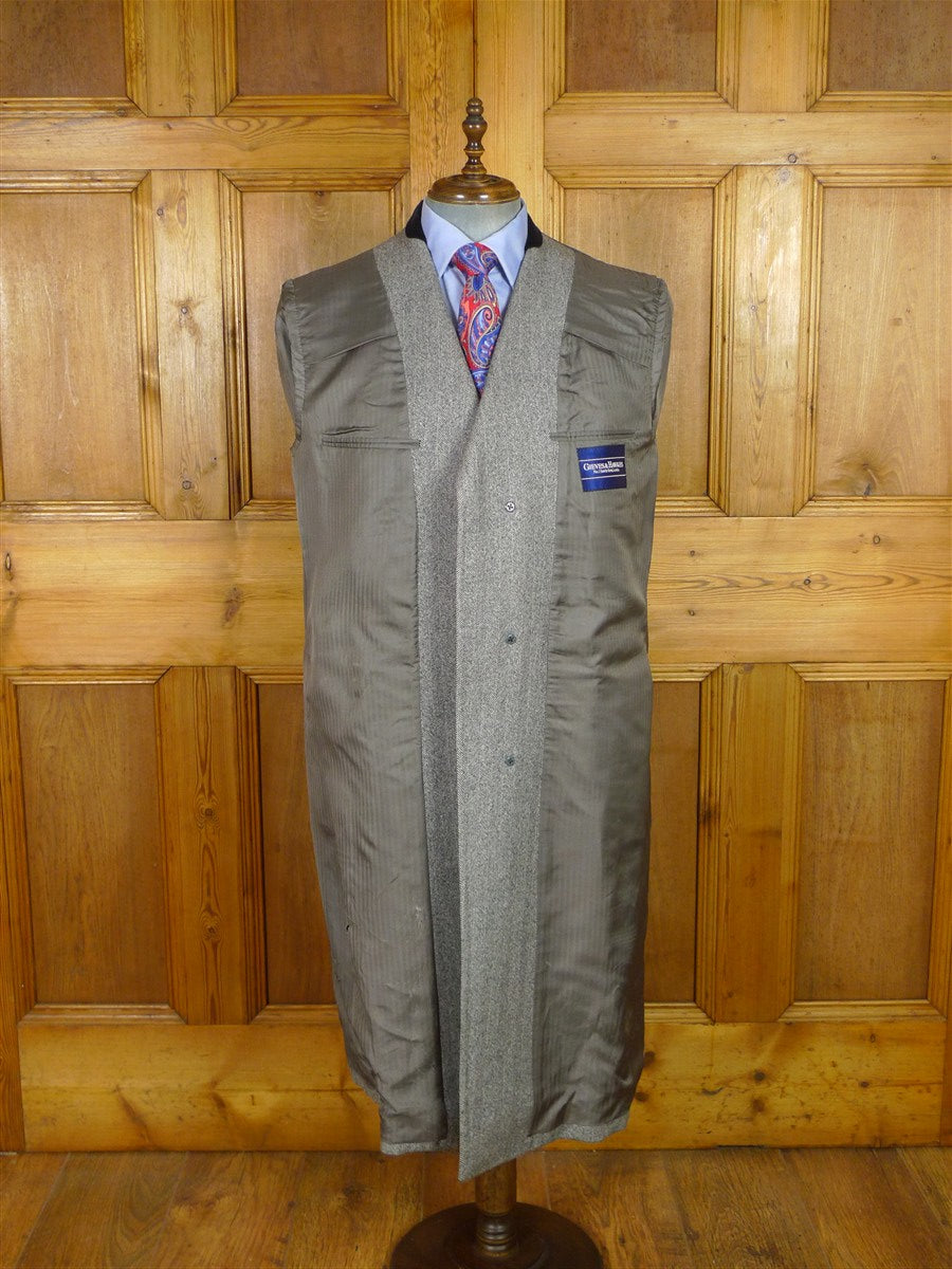 25/1028 superb vintage gieves & hawkes savile row grey herringbone wool chesterfield coat overcoat w/ black velvet collar 44 regular