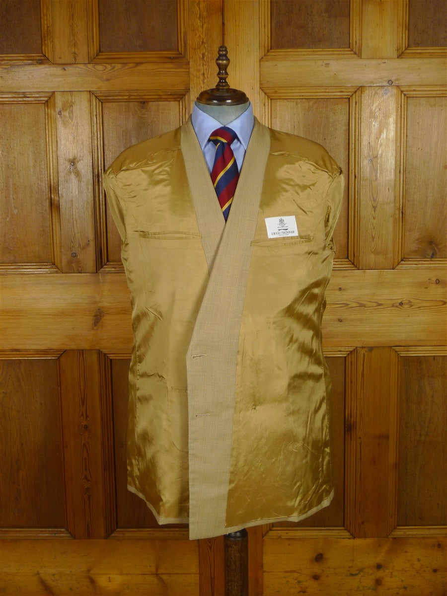 25/1056 dege & skinner 2009 savile row bespoke tan beige worsted suit w/ horn buttons 45 regular to long