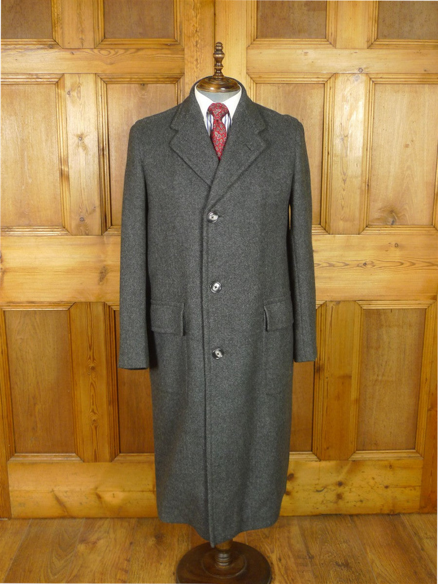 25/1084 beautiful 1940s 1950s vintage heavyweight grey herringbone wool overcoat w/ large patch pockets 40