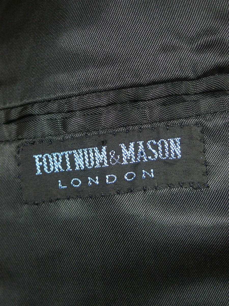 25/1157 beautiful genuine 1960s vintage fortnum & mason black velvet dinner / smoking jacket w/ grosgrain facings 41-42 short to regular