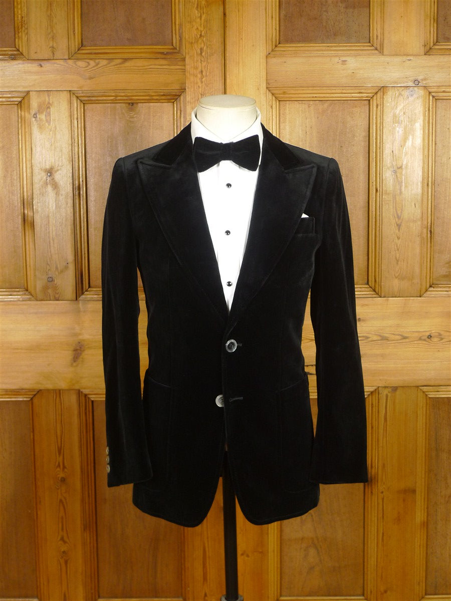 26/0018 wonderful genuine 1970s 1980s vintage black velvet jacket w/ wide peak lapels 36 short to regular