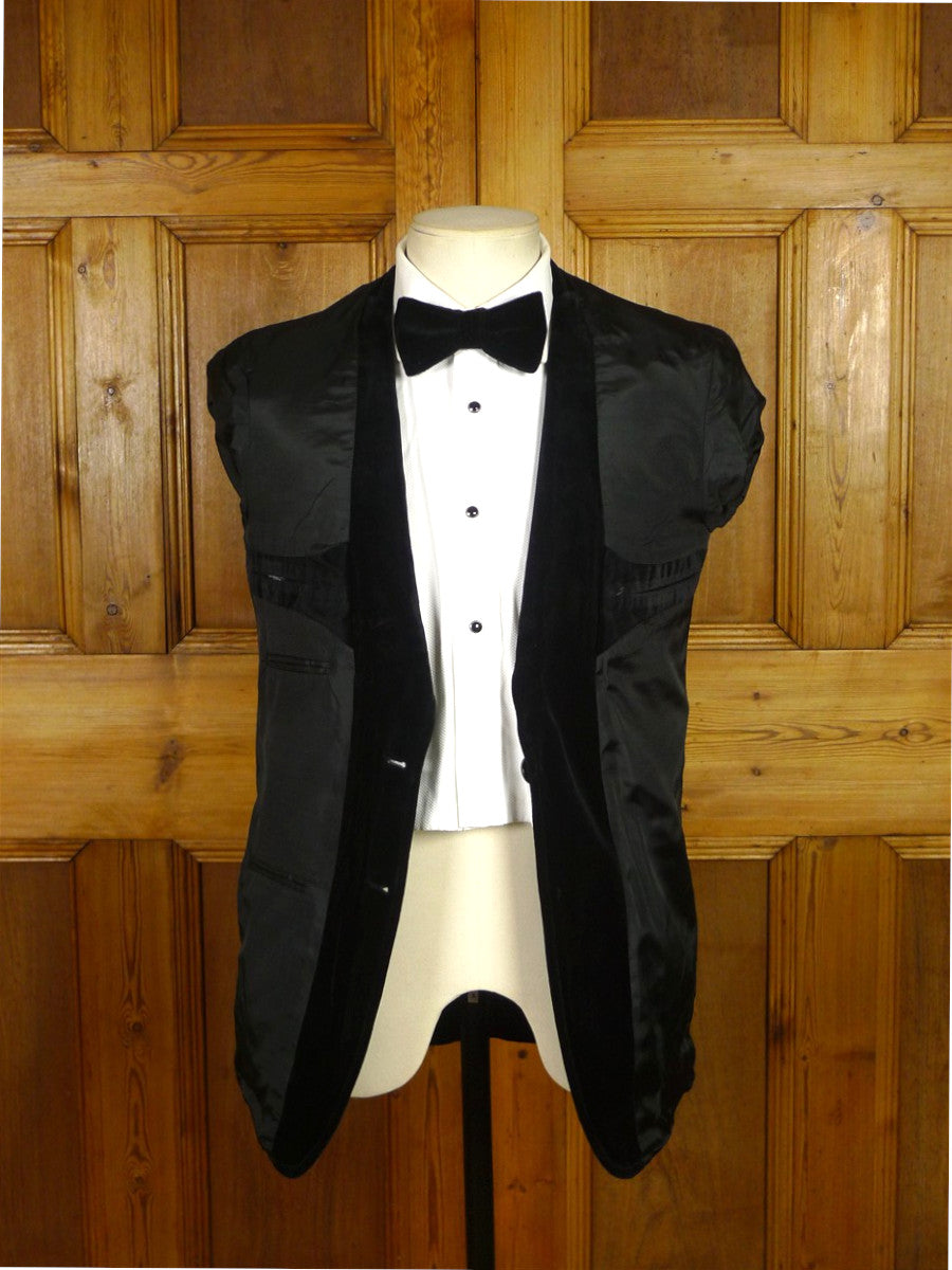 26/0018 wonderful genuine 1970s 1980s vintage black velvet jacket w/ wide peak lapels 36 short to regular