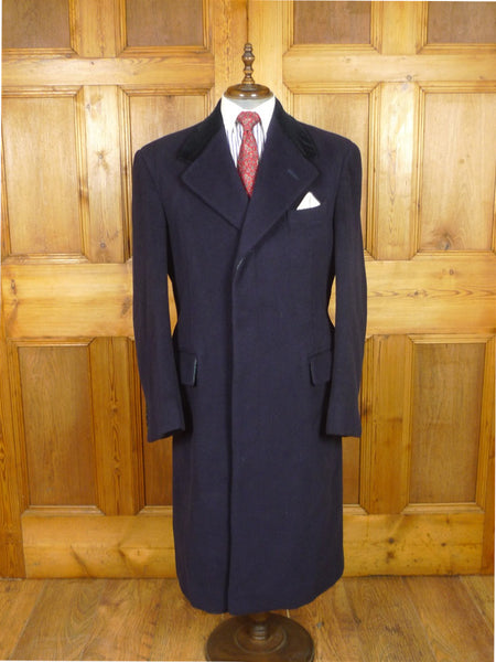 26/0099 beautiful 1950s 1960s vintage extra-heavyweight navy blue textured crombie wool overcoat w/ velvet collar 42