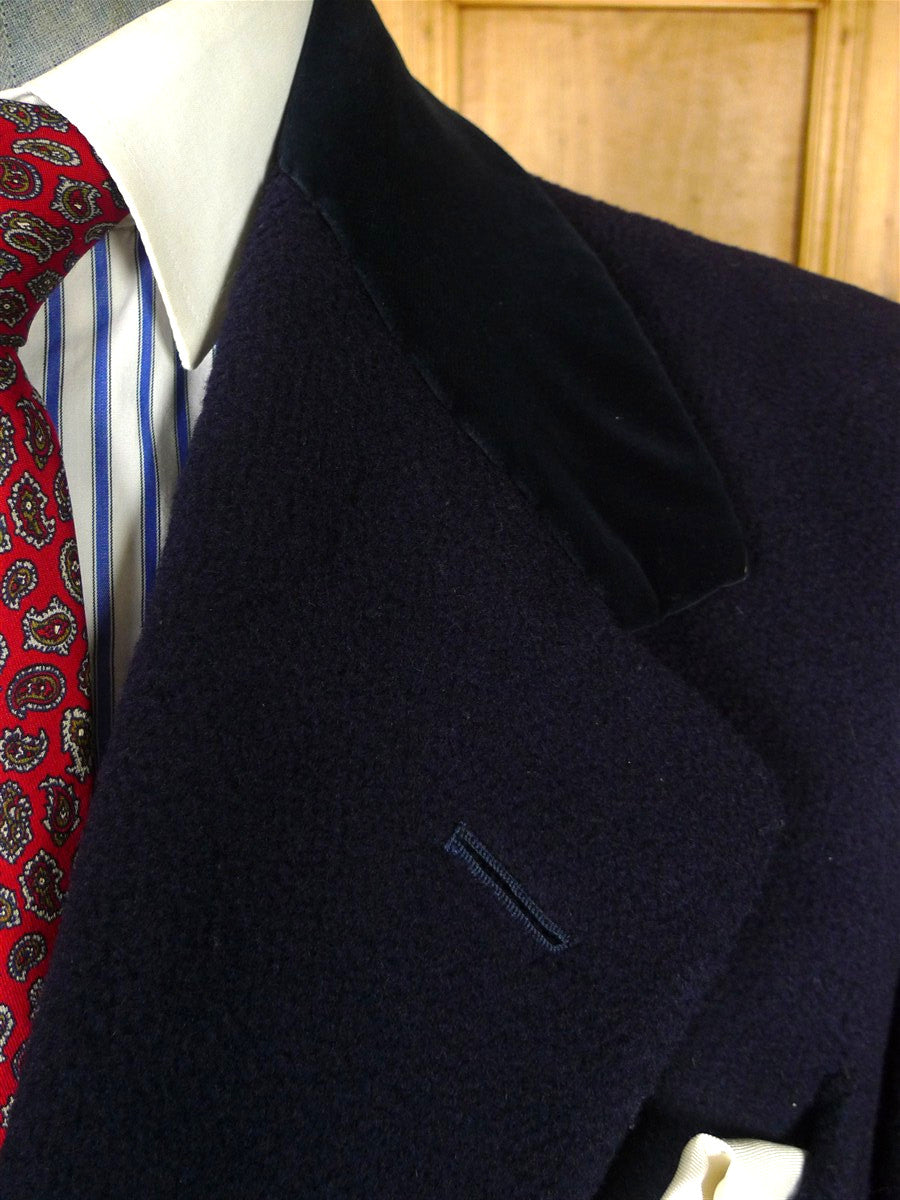 26/0099 beautiful 1950s 1960s vintage extra-heavyweight navy blue textured crombie wool overcoat w/ velvet collar 42