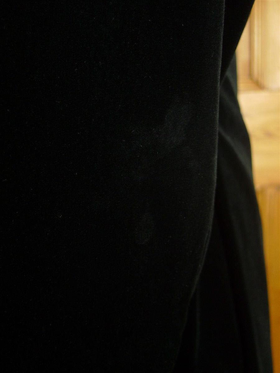 26/0150 new & lingwood black velvet jacket w/ special linings 40 short