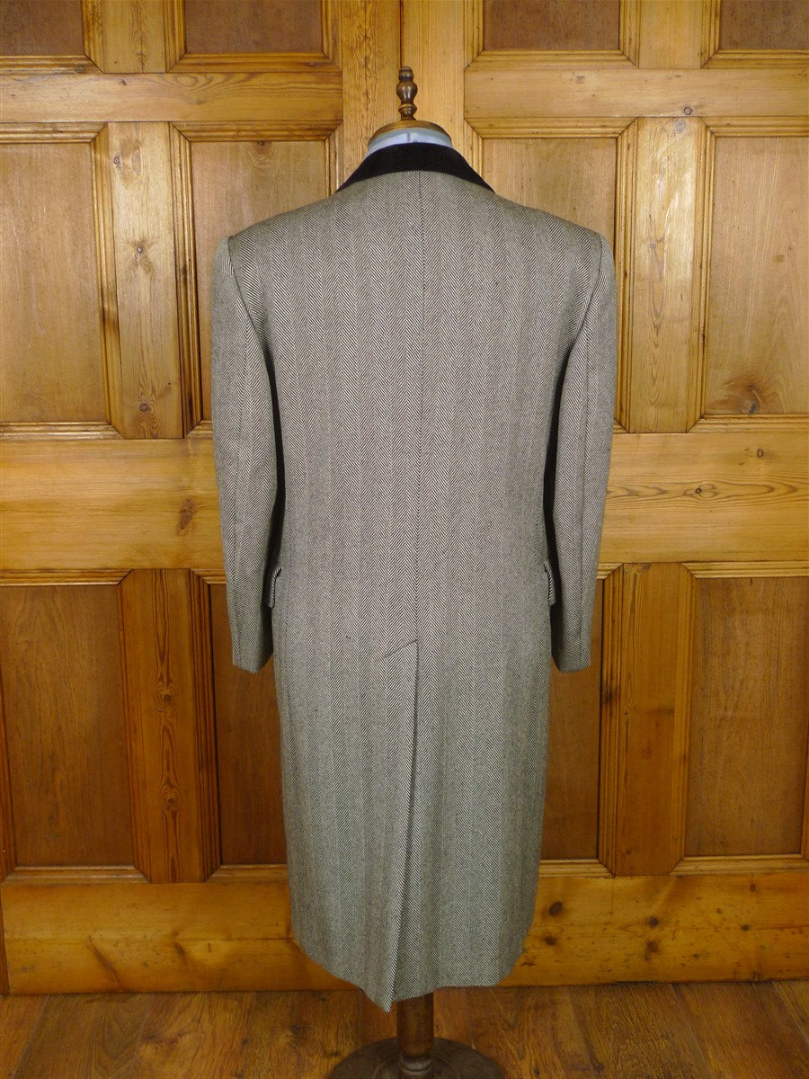26/0174 immaculate vintage british grey herringbone overcoat coat w/ velvet collar 40