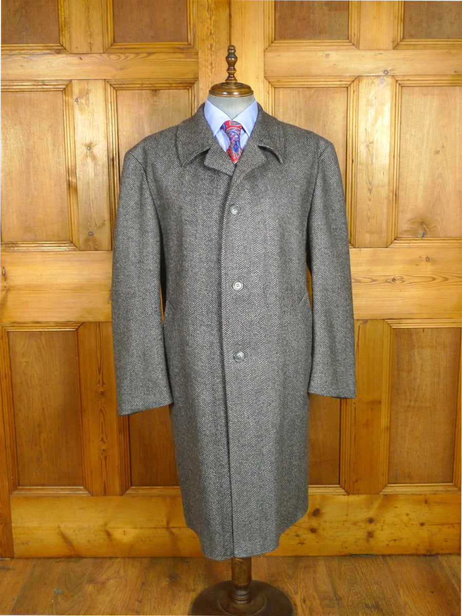 26/0638 immaculate grey herringbone tweed continental style overcoat 48