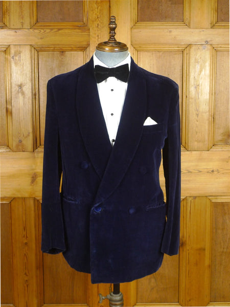 26/0761 beautiful 1950s 1960s vintage savile row bespoke blue velvet d/b shawl dinner / smoking jacket 40 short