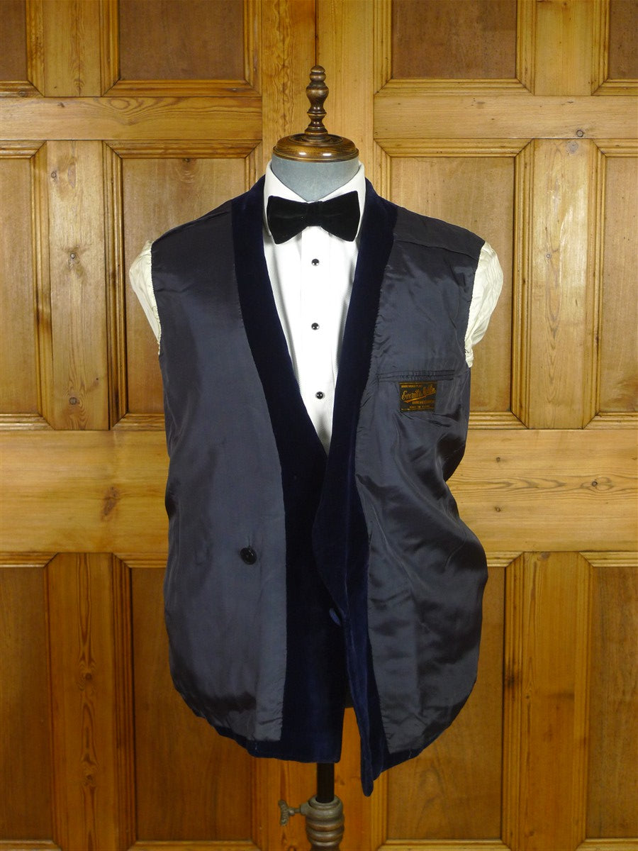 26/0761 beautiful 1950s 1960s vintage savile row bespoke blue velvet d/b shawl dinner / smoking jacket 40 short